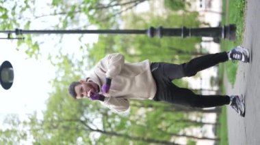 Eğitim sırasında bir erkek boksörün dikey videosu