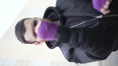 Eğitim sırasında bir erkek boksörün dikey videosu