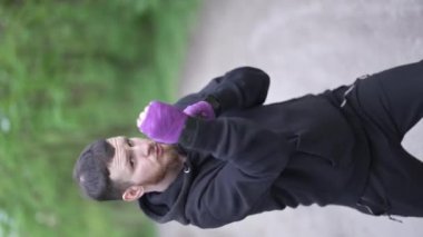 Eğitim sırasında bir erkek boksörün dikey videosu