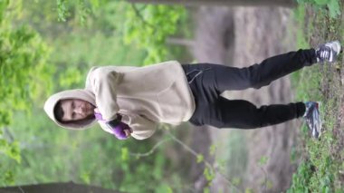 Eğitim sırasında bir erkek boksörün dikey videosu