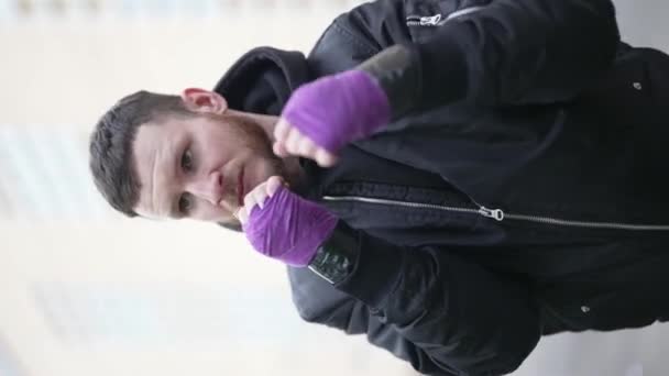 トレーニング中の男性ボクサーの垂直ビデオ — ストック動画