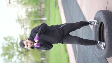 Eğitim sırasında bir erkek boksörün dikey videosu