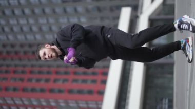 Eğitim sırasında bir erkek boksörün dikey videosu