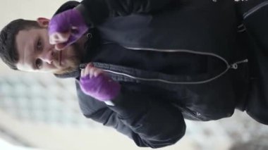 Eğitim sırasında bir erkek boksörün dikey videosu