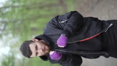 Eğitim sırasında bir erkek boksörün dikey videosu