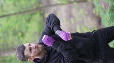 Eğitim sırasında bir erkek boksörün dikey videosu