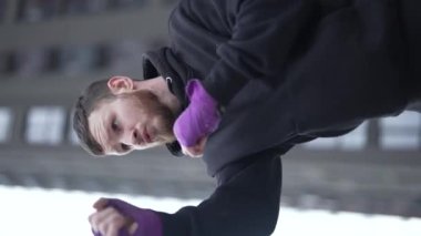 Eğitim sırasında bir erkek boksörün dikey videosu