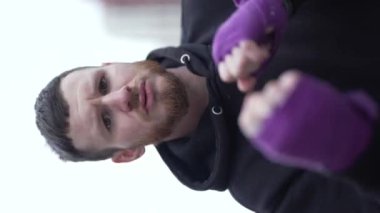 Eğitim sırasında bir erkek boksörün dikey videosu