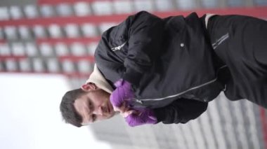 Eğitim sırasında bir erkek boksörün dikey videosu