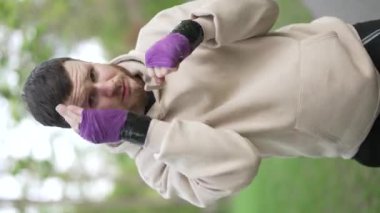 Eğitim sırasında bir erkek boksörün dikey videosu