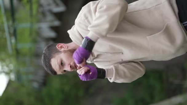 Vidéo Verticale Boxeur Homme Pendant Entraînement — Video