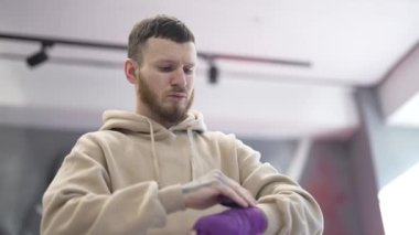 Spor salonunda antrenman yaparken erkek boksör.