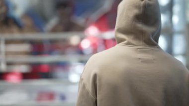 Spor salonunda antrenman yaparken erkek boksör.