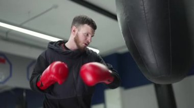 Spor salonunda antrenman yaparken erkek boksör.