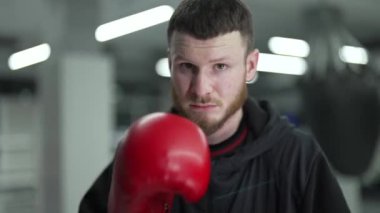 Spor salonunda antrenman yaparken erkek boksör.