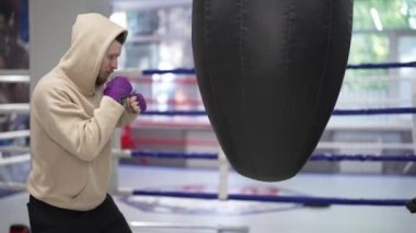 Spor salonunda antrenman yaparken erkek boksör.