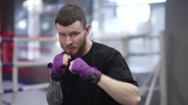 Spor salonunda antrenman yaparken erkek boksör.