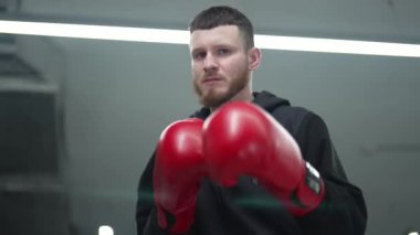 Spor salonunda antrenman yaparken erkek boksör.