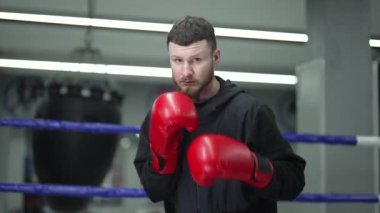 Spor salonunda antrenman yaparken erkek boksör.