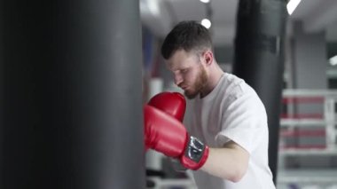 Spor salonunda antrenman yaparken erkek boksör.