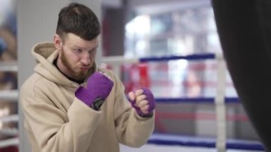 Spor salonunda antrenman yaparken erkek boksör.