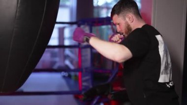 Spor salonunda antrenman yaparken erkek boksör.