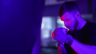 Spor salonunda antrenman yaparken erkek boksör.