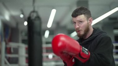 Spor salonunda antrenman yaparken erkek boksör.