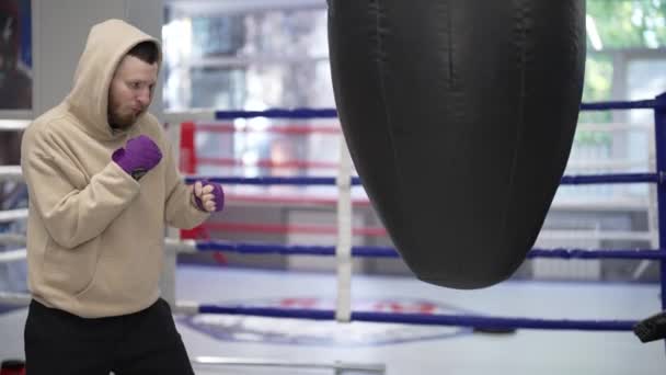 Man Boxare Träning Gymmet — Stockvideo