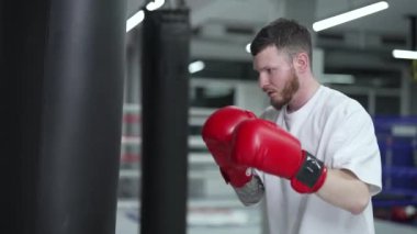 Spor salonunda antrenman yaparken erkek boksör.