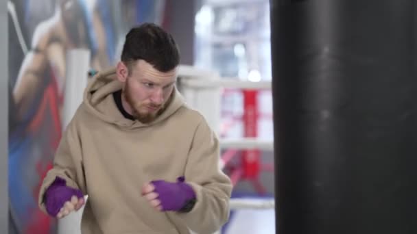Boxeador Masculino Durante Entrenamiento Gimnasio — Vídeo de stock