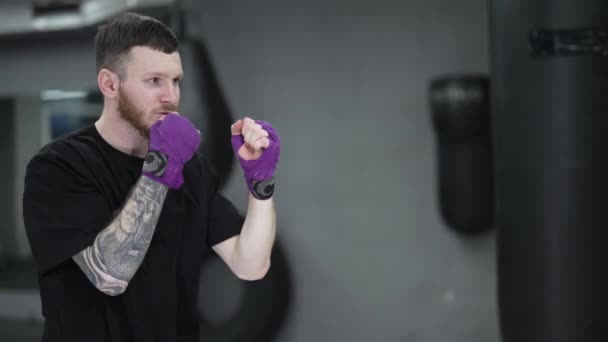 男子拳击手在体育馆训练期间 — 图库视频影像