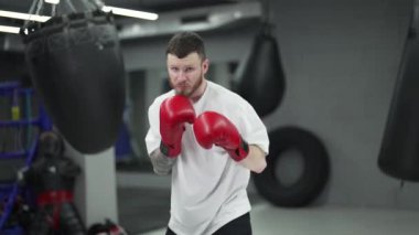 Spor salonunda antrenman yaparken erkek boksör.