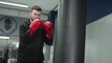 Spor salonunda antrenman yaparken erkek boksör.