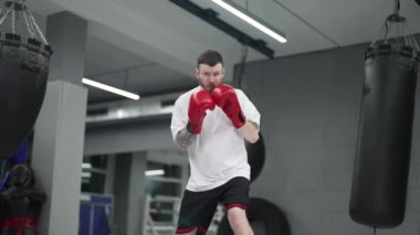 Spor salonunda antrenman yaparken erkek boksör.