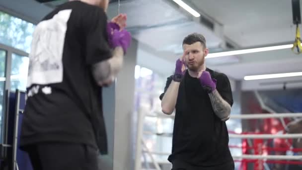 Mužský Boxer Při Tréninku Tělocvičně — Stock video
