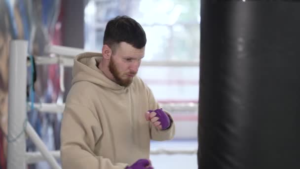Boxeur Masculin Pendant Entraînement Dans Salle Gym — Video
