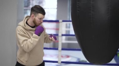 Spor salonunda antrenman yaparken erkek boksör.