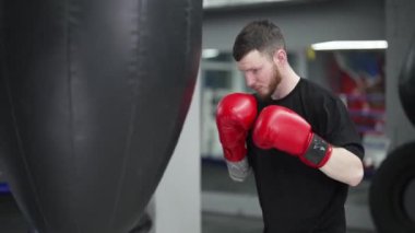 Spor salonunda antrenman yaparken erkek boksör.