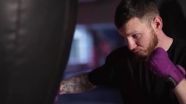 Spor salonunda antrenman yaparken erkek boksör.