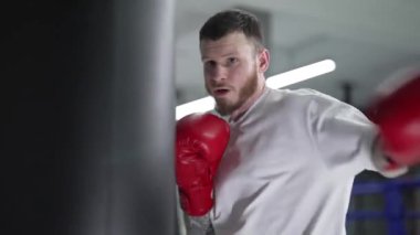 Spor salonunda antrenman yaparken erkek boksör.