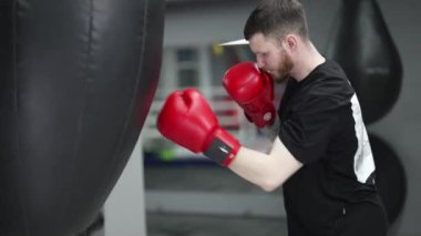 Spor salonunda antrenman yaparken erkek boksör.