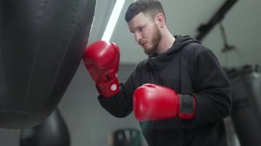 Spor salonunda antrenman yaparken erkek boksör.