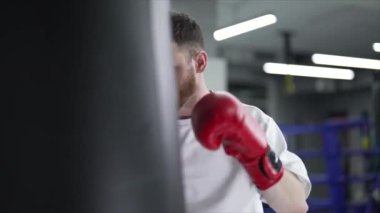 Spor salonunda antrenman yaparken erkek boksör, 8K 'da ağır çekim.