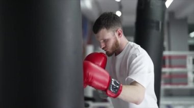 Spor salonunda antrenman yaparken erkek boksör, 8K 'da ağır çekim.