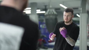 Spor salonunda antrenman yaparken erkek boksör, 8K 'da ağır çekim.