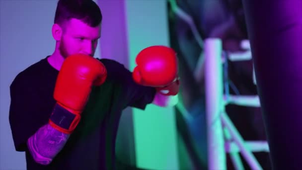 Boxeador Masculino Durante Entrenamiento Gimnasio Cámara Lenta — Vídeos de Stock