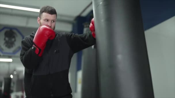 Boxeador Masculino Durante Entrenamiento Gimnasio Cámara Lenta — Vídeos de Stock