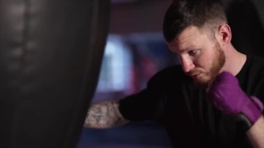 Spor salonunda antrenman yaparken erkek boksör, 8K 'da ağır çekim.