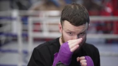 Spor salonunda antrenman yaparken erkek boksör, 8K 'da ağır çekim.